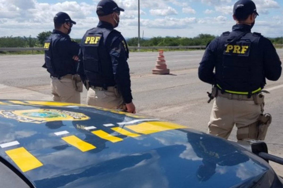 PRF apreende carregamento com 700 produtos falsificados e sem nota fiscal em Feira de Santana