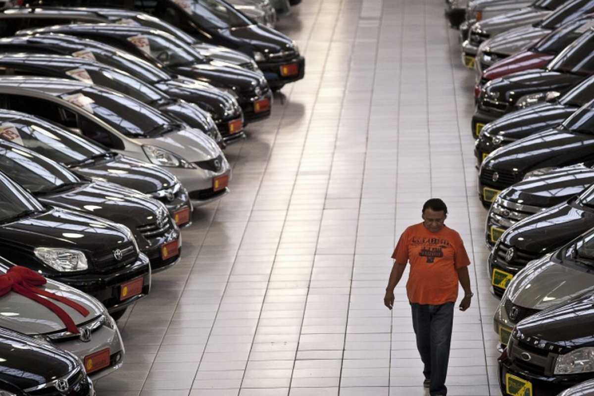 Vendas de veículos registram queda de 5,8%, revela Fenabrave