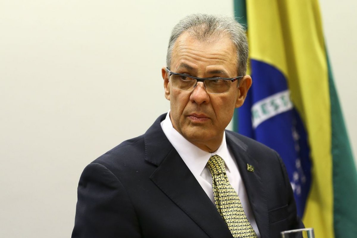 Ministro diz que crise do petróleo abre oportunidades para o Brasil