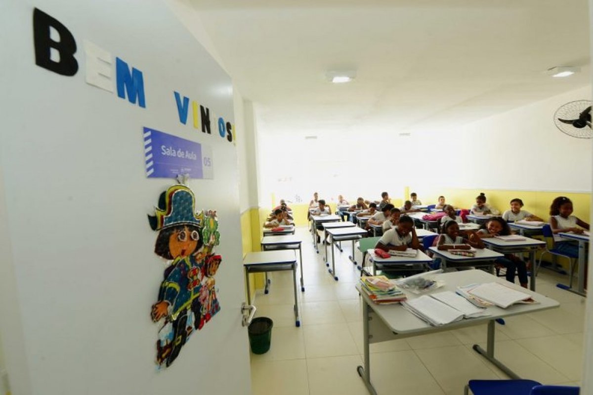 Servidora da educação do município de Salvador comemora aposentadoria após longa espera