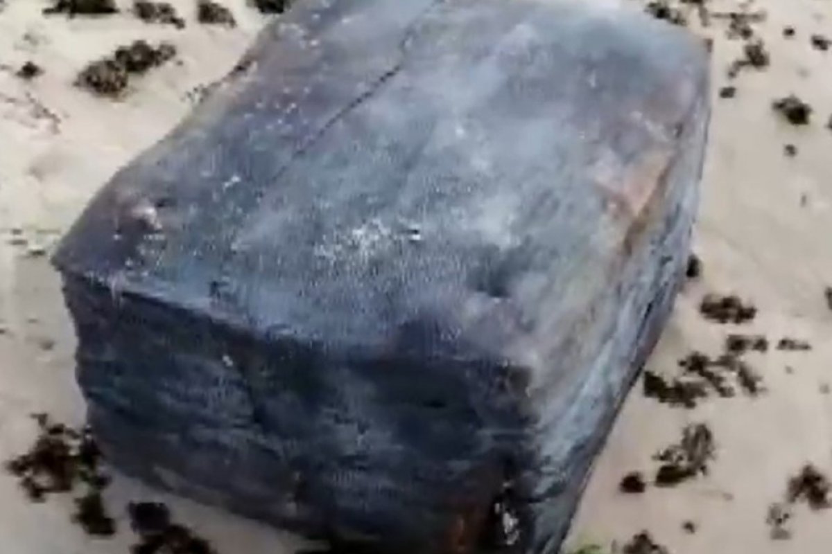 Mais uma 'caixa misteriosa' é encontrada em praia de Amaralina, em Salvador