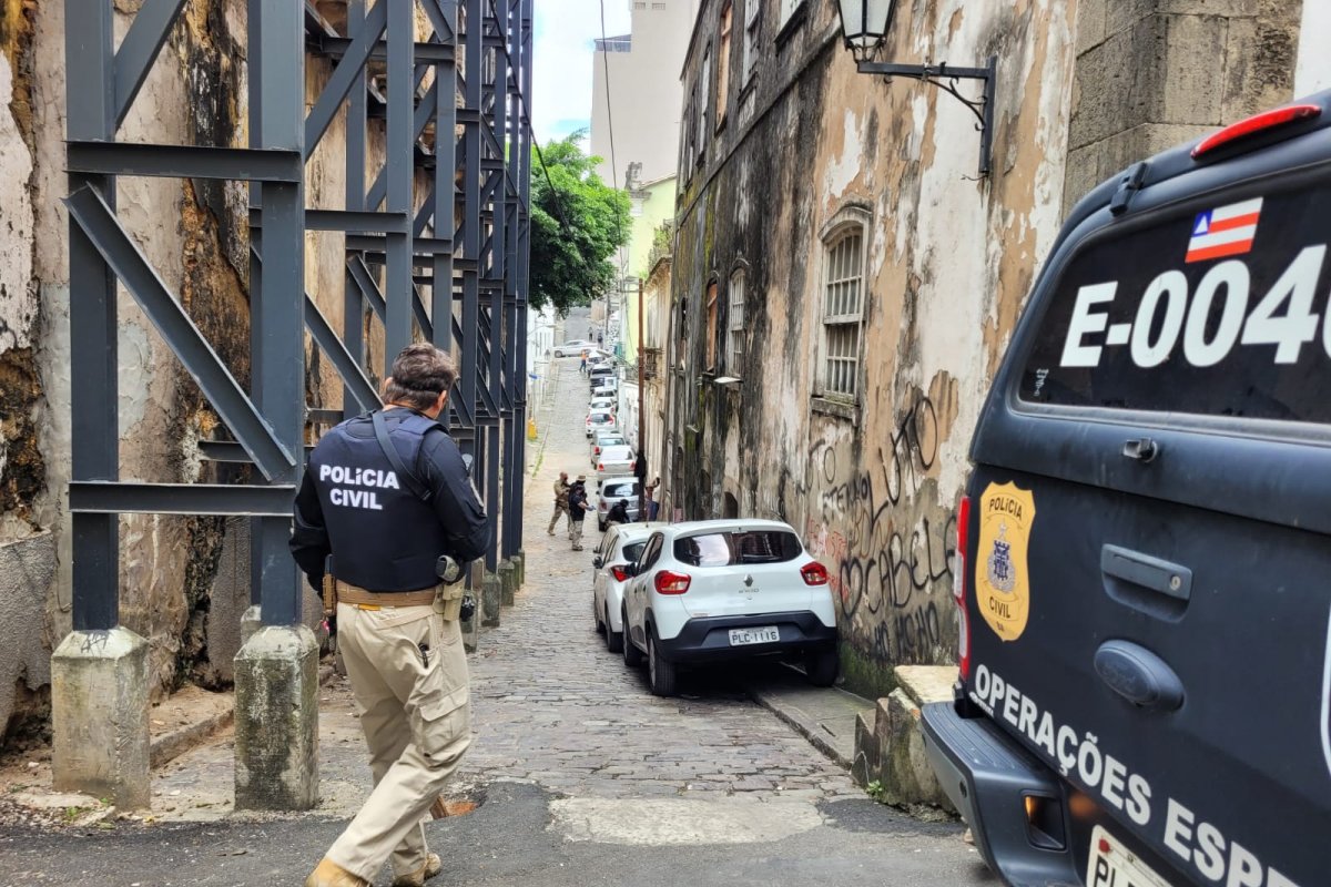 Polícia Civil cumpre mandados no Centro de Salvador