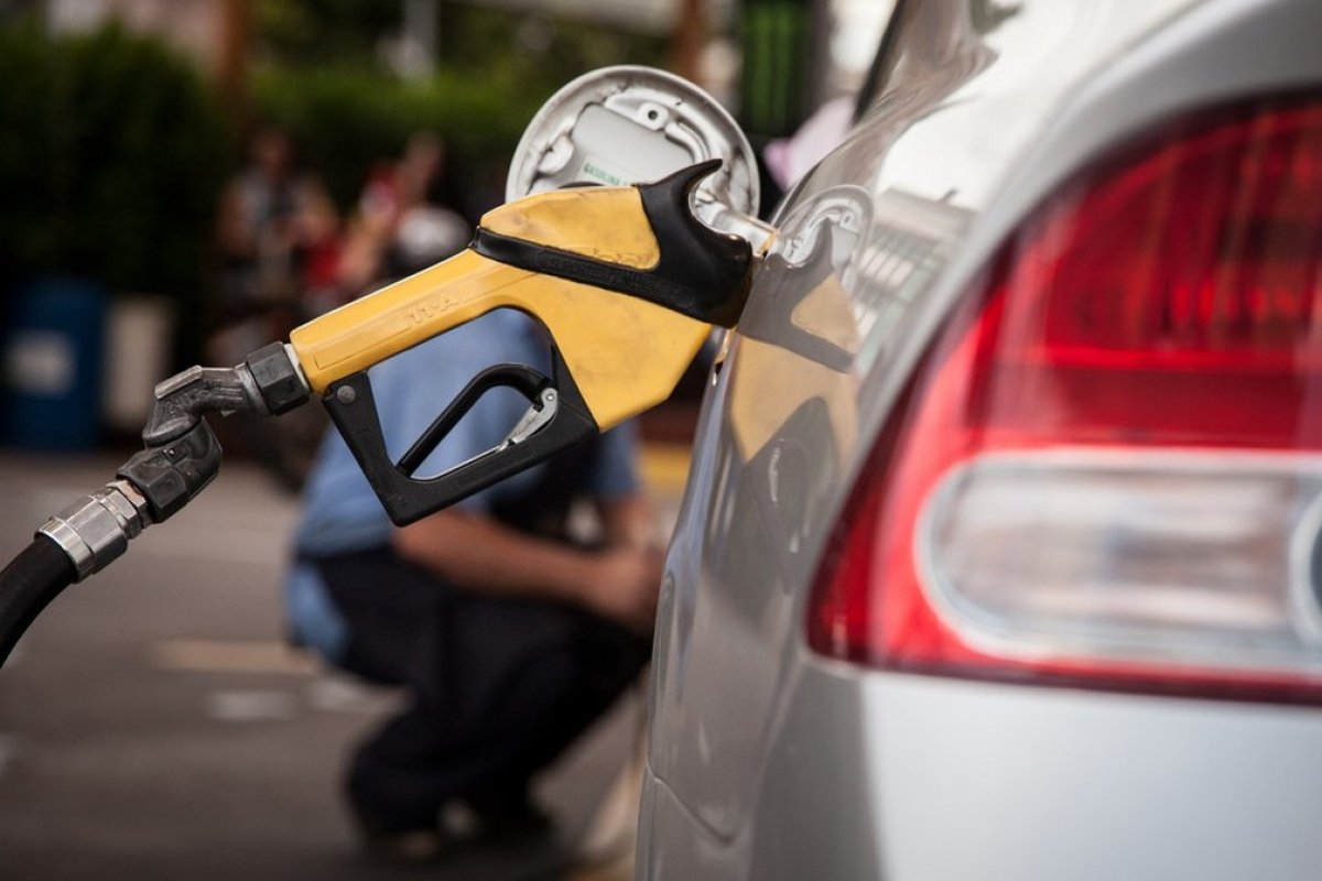Preço médio da gasolina comum supera o patamar de R$ 6 nos postos do país, diz ANP