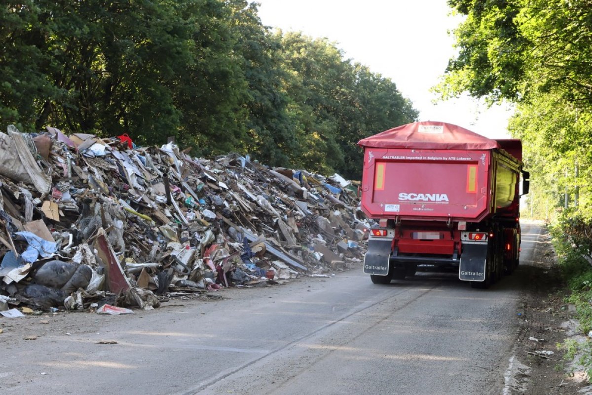 Após fortes enchentes, Bélgica empilha 90 mil toneladas de entulho em rodovia