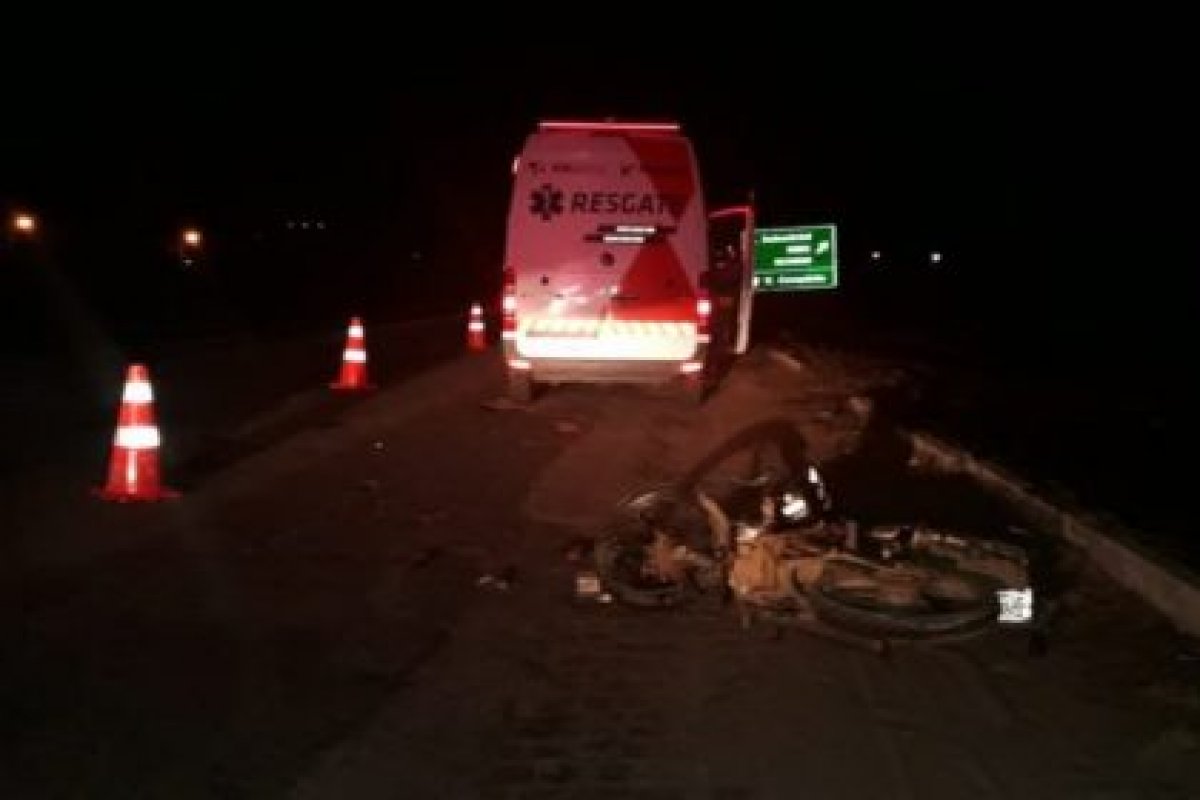 Homem morre em acidente entre motocicleta e carreta na BR-116 em Vitória da Conquista