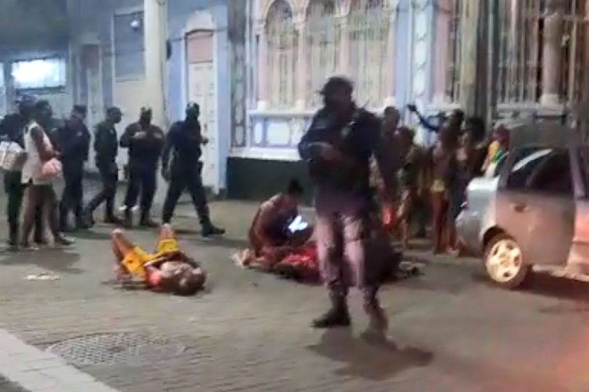 Vídeo: Três pessoas são baleadas no Porto da Barra, em Salvador