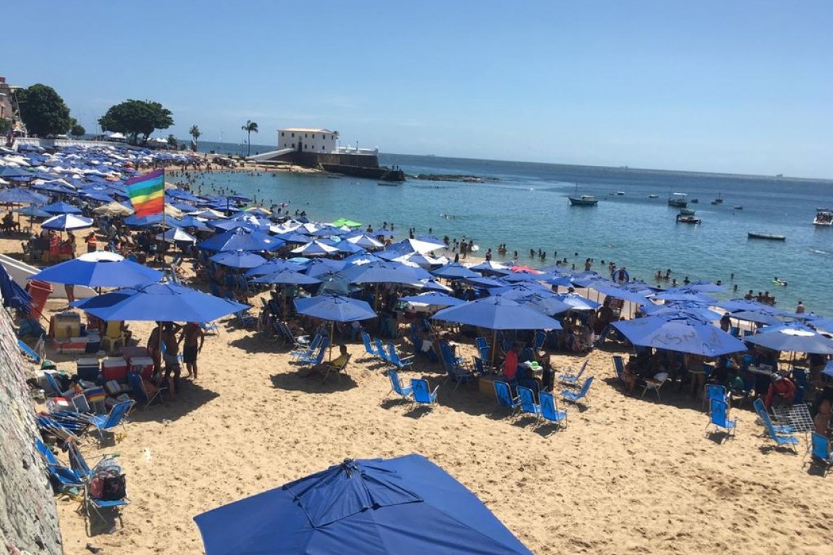 Corpo é encontrado boiando no mar do Porto da Barra, em Salvador