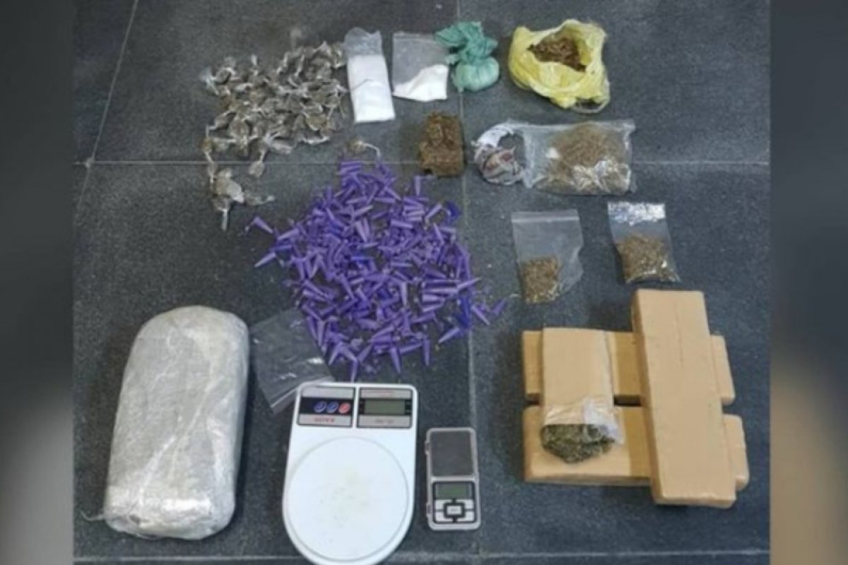 Operação da PM apreende drogas, armas e munições em Feira de Santana