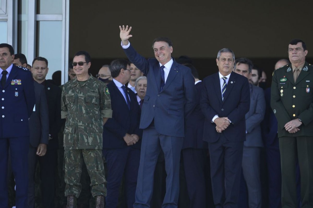 De helicóptero, Bolsonaro realiza sobrevoo pela Esplanada dos Ministérios 