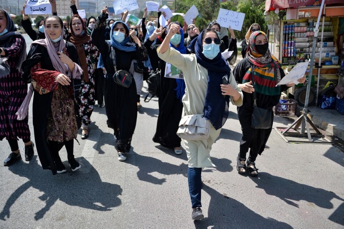 Mulheres afegãs protestam contra interferência do Paquistão na política do país