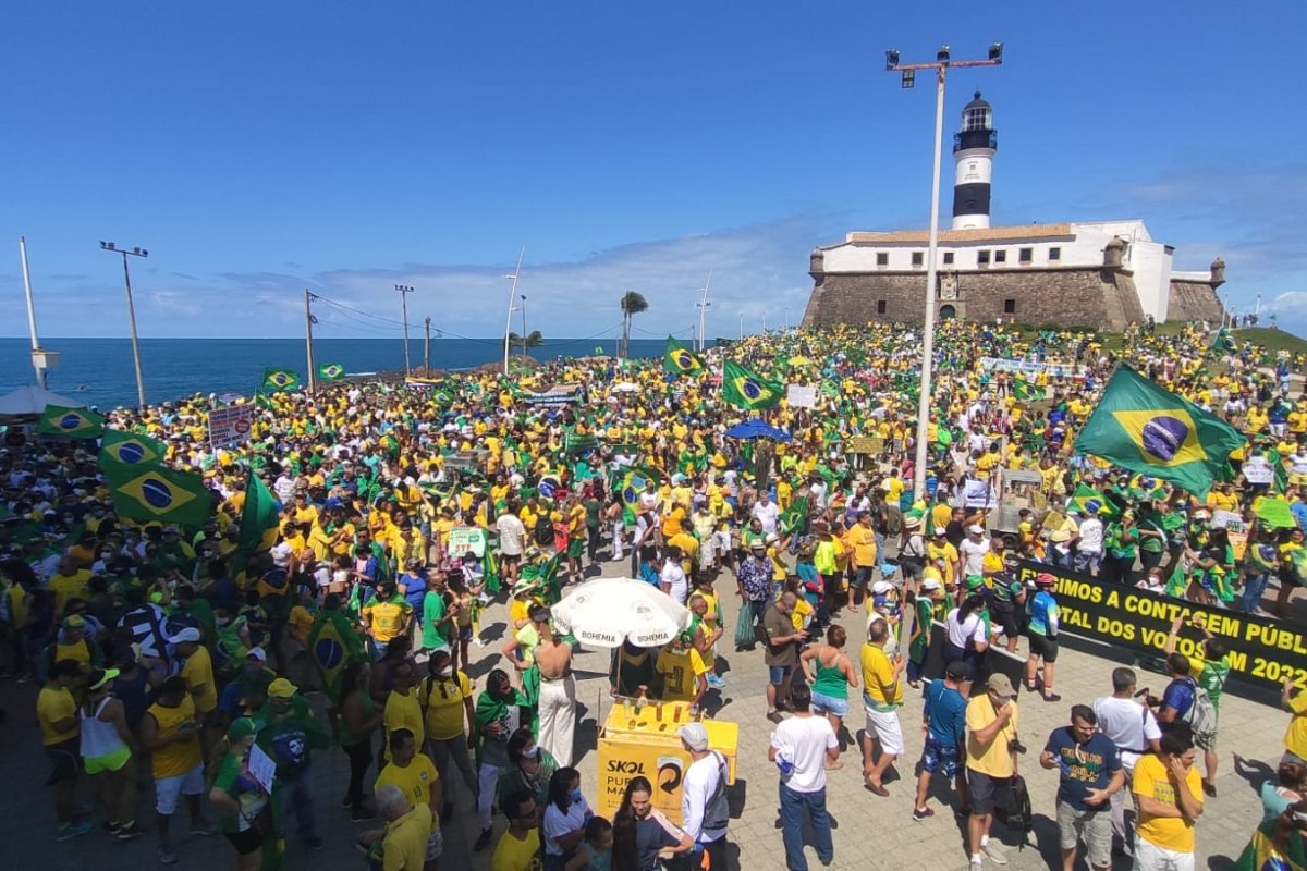 Vídeo: Apoiadores de Bolsonaro lotam o Farol da Barra nesta terça-feira (7)