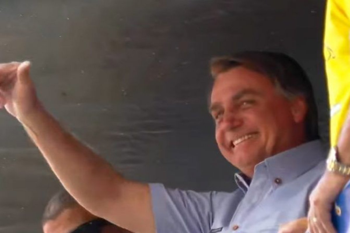 Bolsonaro faz críticas diretas a Alexandre de Moraes: 'ou ele se enquadra ou pede para sair'