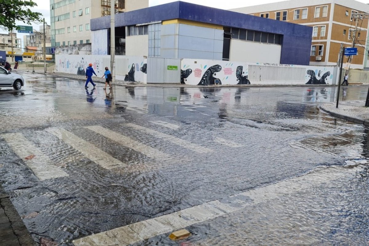 Após rompimento de tubulação, trecho de rua fica alagado no bairro de Amaralina, em Salvador 