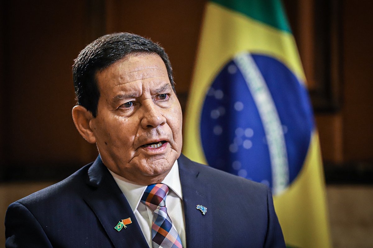 Mourão é criticado nas redes sociais por postar foto com broche da China