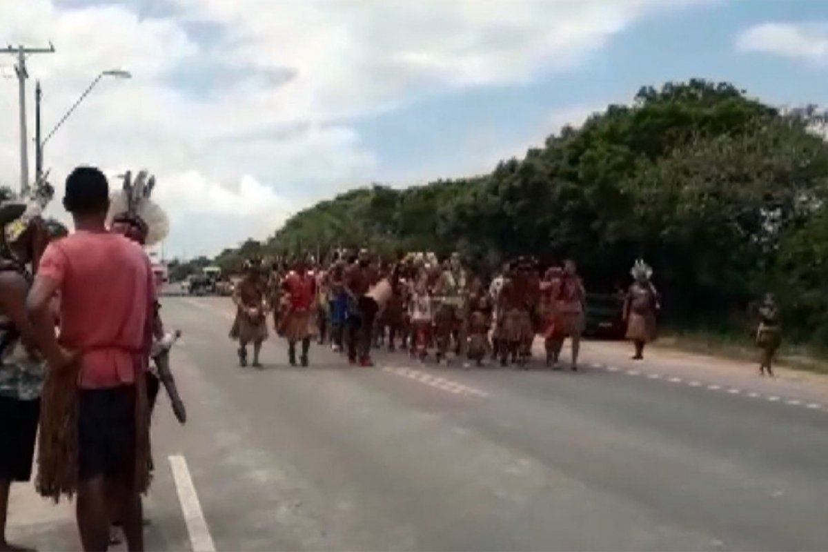 Indígenas fecham trechos de rodovias em Porto Seguro contra 'marco temporal'