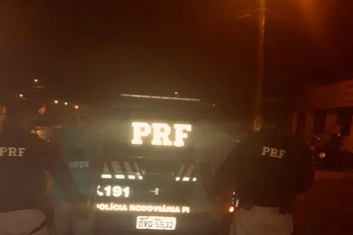 Dupla é presa por porte ilegal de arma de fogo em Alagoinhas 