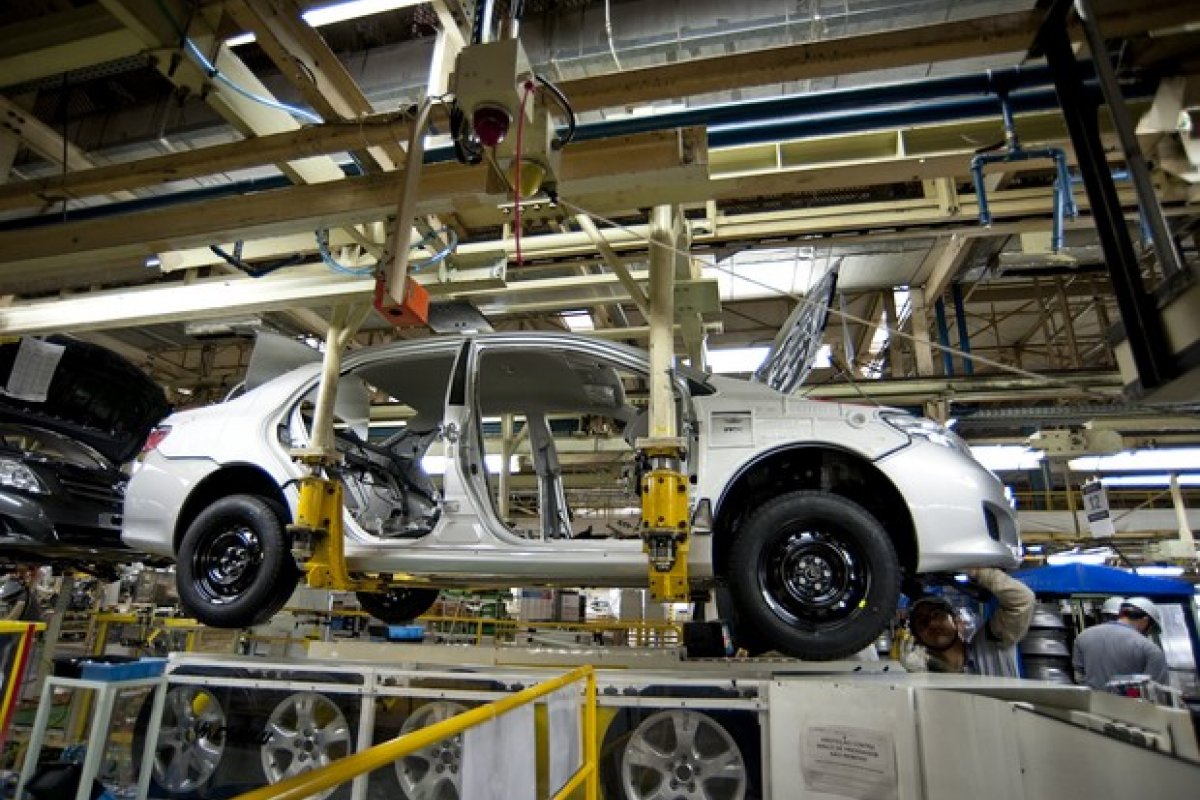 Montadoras deixarão de fabricar mais de 240 mil veículos no Brasil em 2021
