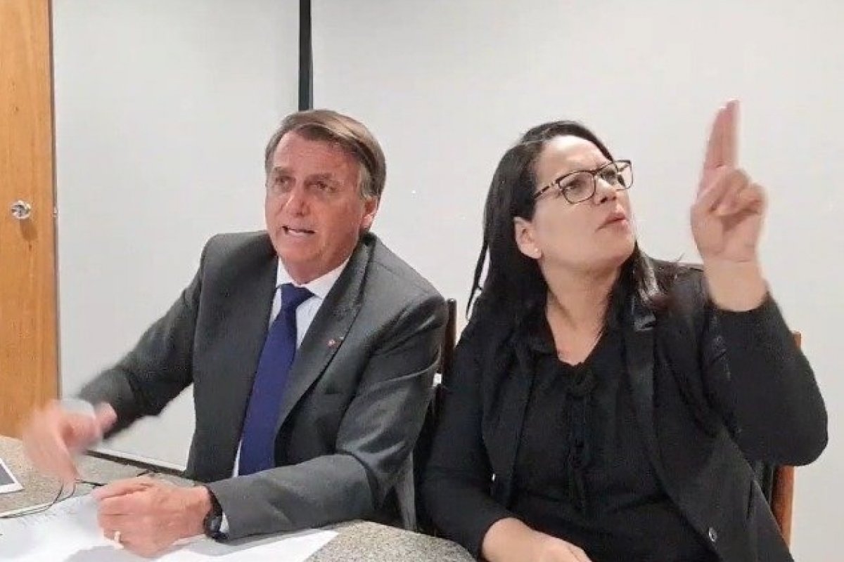 "Eu não vou sair da quatro linhas", afirma Bolsonaro sobre a Constituição  