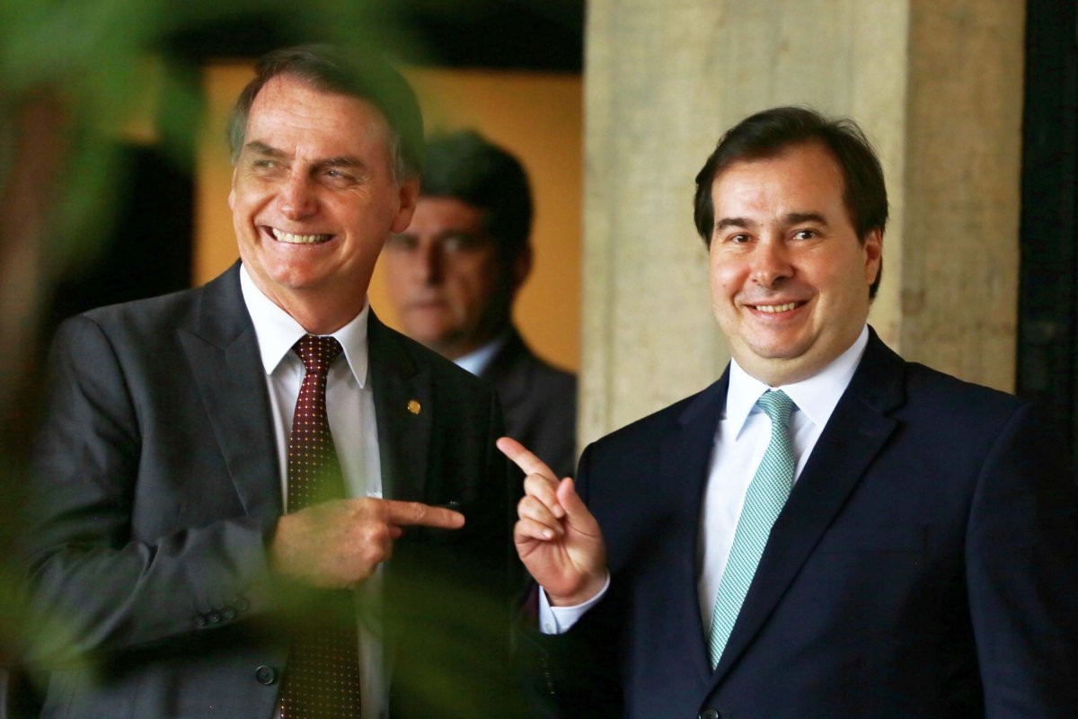 "Passou a trabalhar com o Doria, se interessou por pautas LGBTs", afirma Bolsonaro sobre Maia 