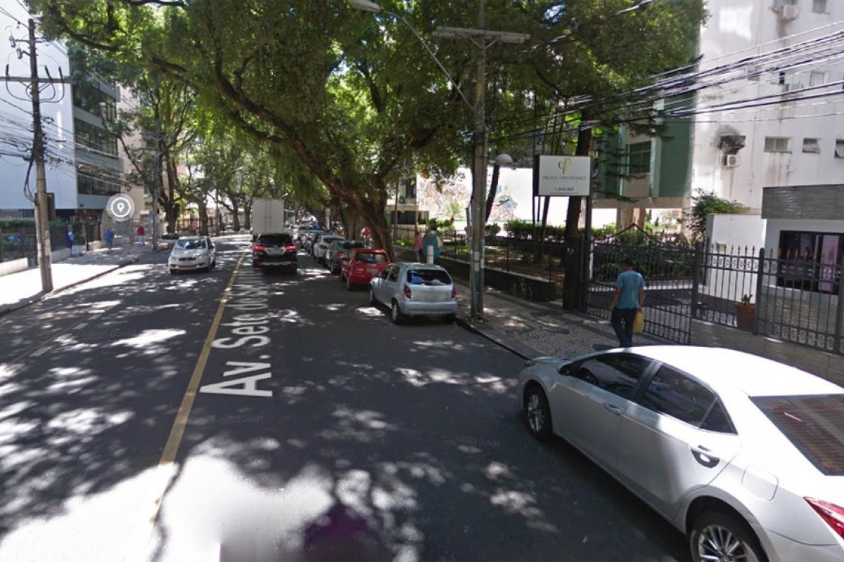 Motociclista fica ferido após batida com carro no bairro da Vitória, em Salvador