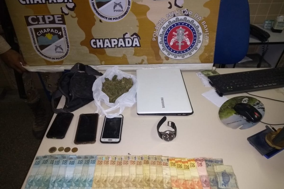 Trio é preso com drogas, dinheiro e celulares em ação policial 