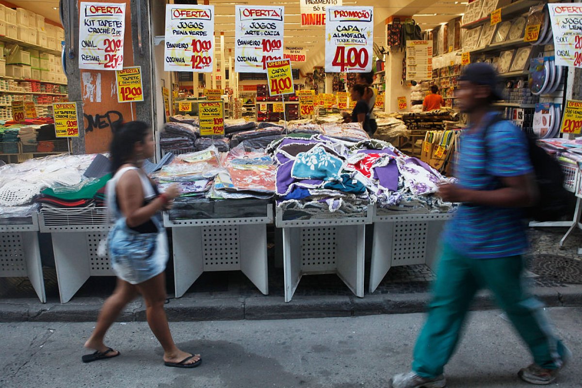 Atividades comerciais voltam a funcionar em horário normal na capital baiana