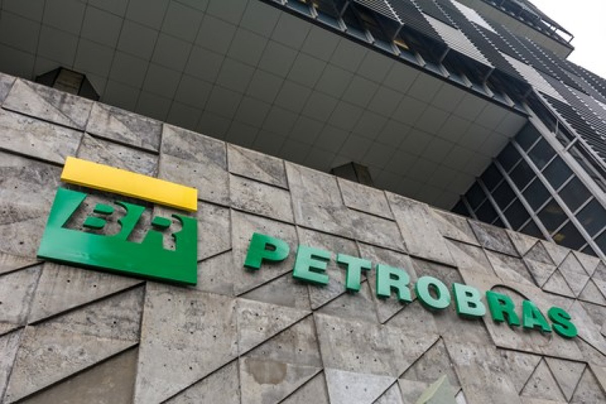 PGE-BA pede suspensão de propaganda da Petrobras sobre preço da gasolina