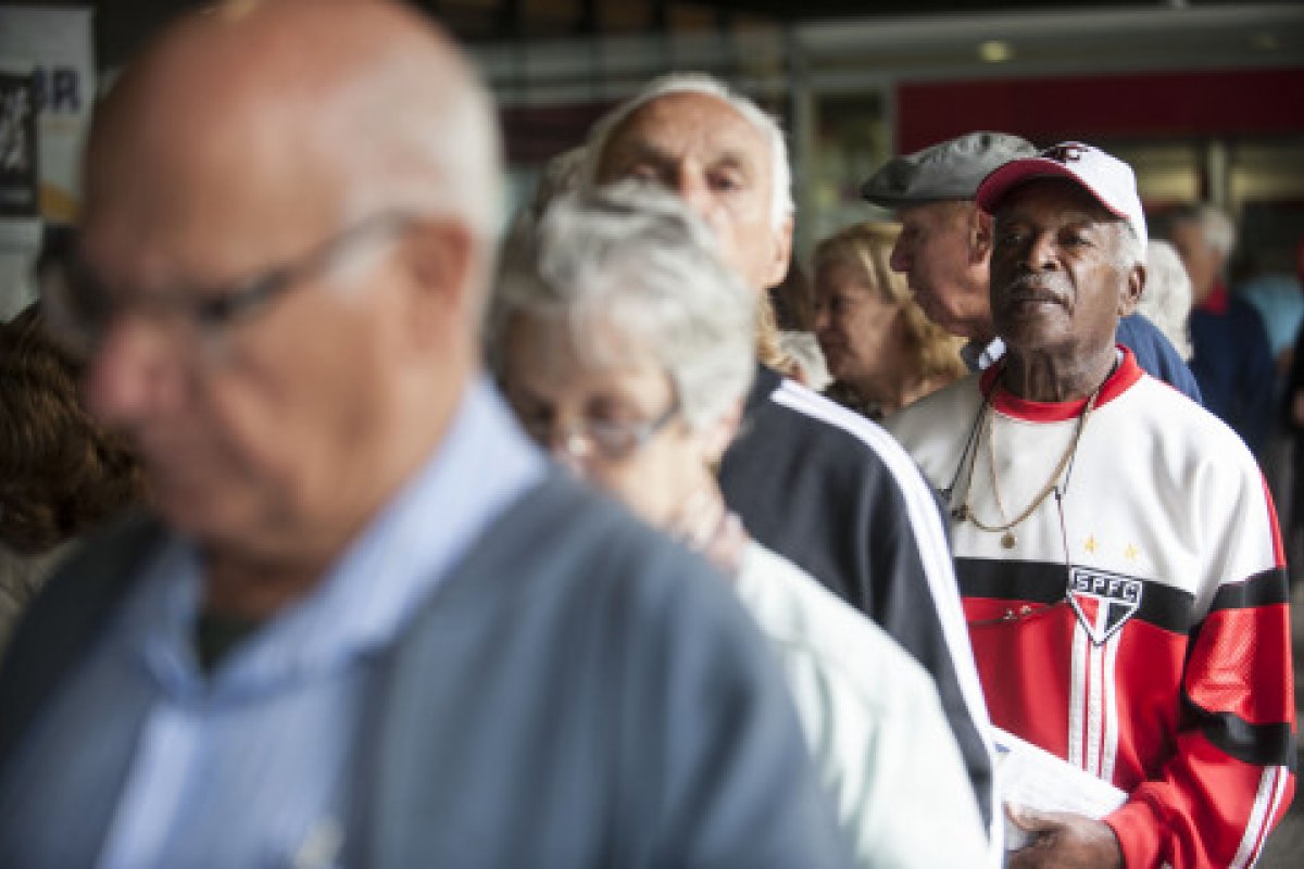 Especialistas alertam para taxa de suicídio entre idosos