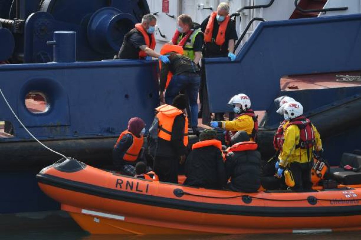  França resgata 126 migrantes que tentavam chegar no Reino Unido