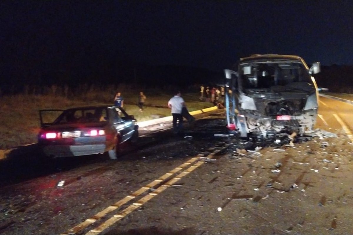 Acidente envolvendo caminhonete e micro-ônibus com atletas de vôlei na BR-282 deixa mortos em SC