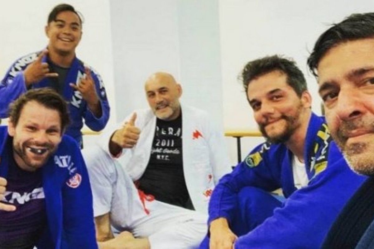 Morando em Los Angeles,  Wagner Moura posta foto após treino de jiu-jitsu