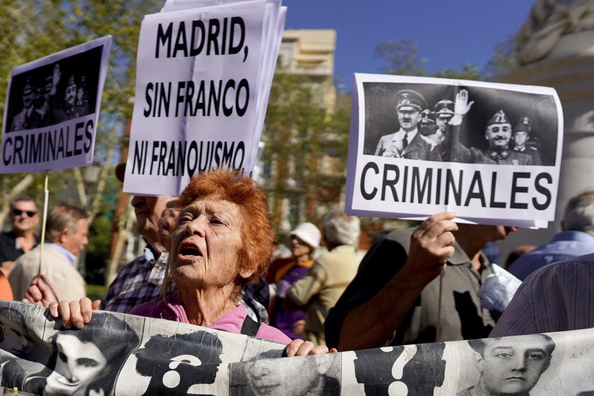 Espanha: justiça autoriza governo a exumar restos mortais de ditador que estavam em um monumento