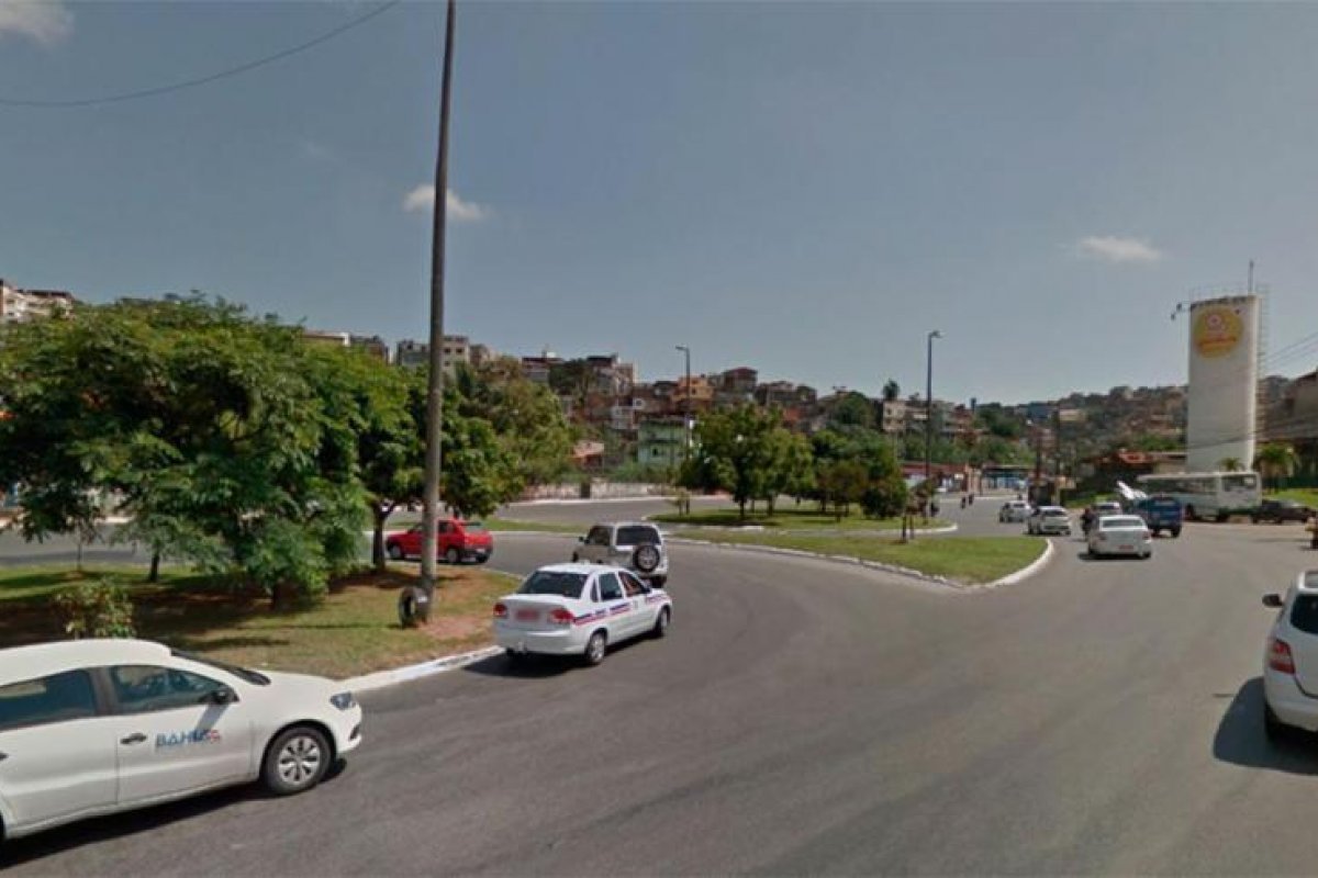 Ônibus quebrado deixa trânsito lento na Avenida San Martin, em Salvador