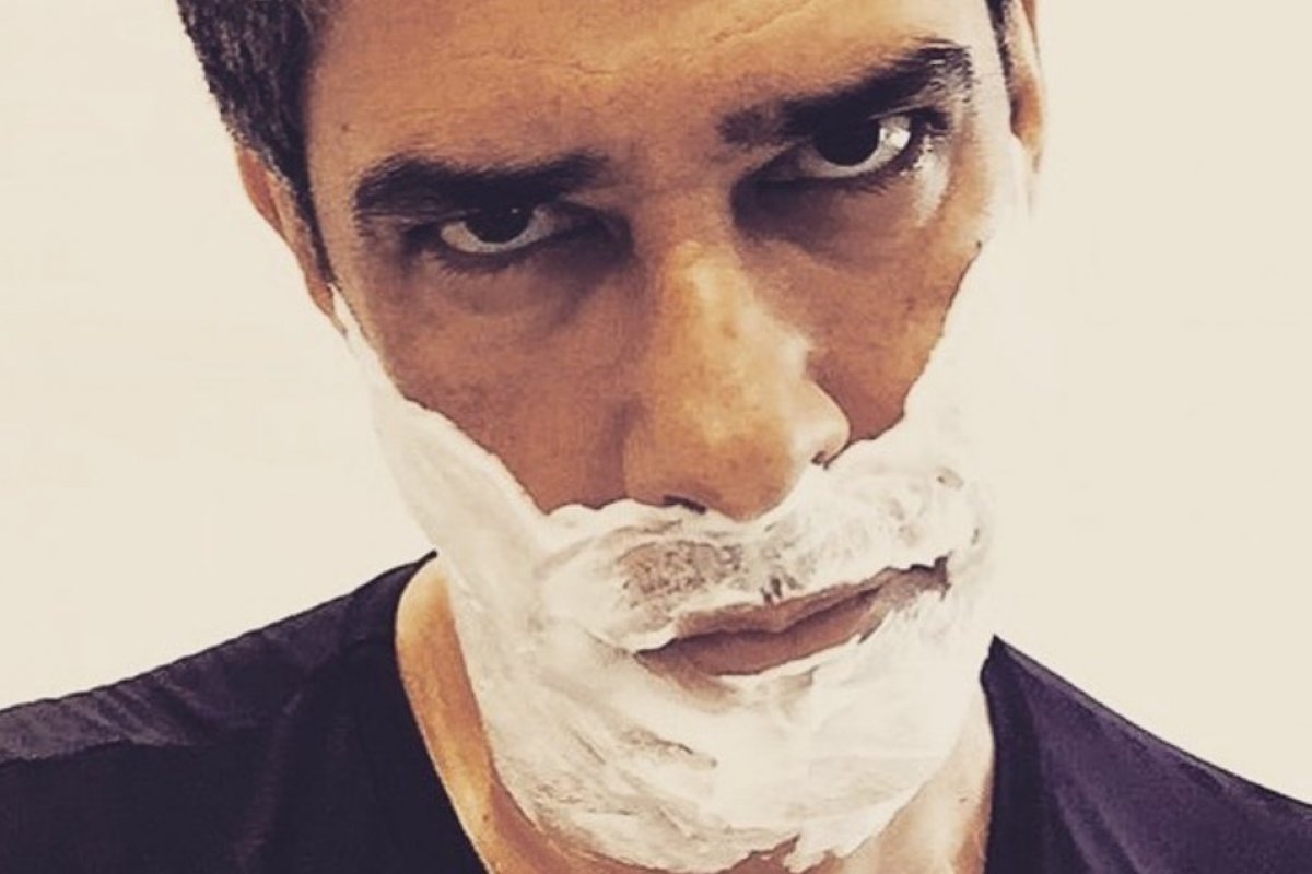 William Bonner aparece na web  com creme de barbear no rosto e seguidora dispara: "Biscoiteiro"