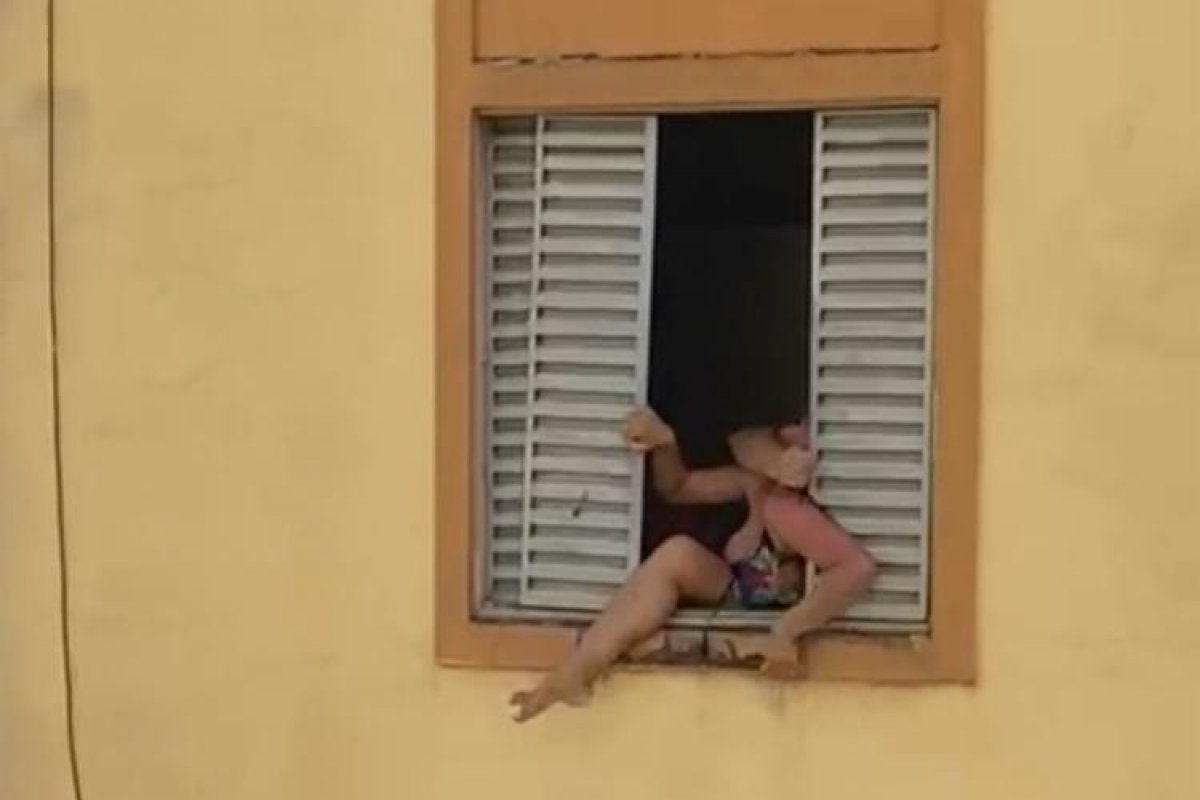 Mulher grávida tenta se jogar do 2º andar para fugir de agressão, no Rio de Janeiro