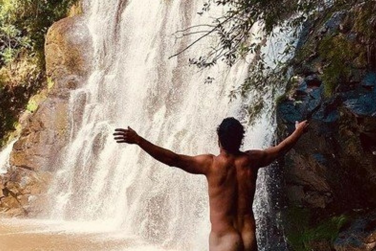 Fotografado pelo o ator Marcello Novaes, José Loreto surge pelado em cachoeira