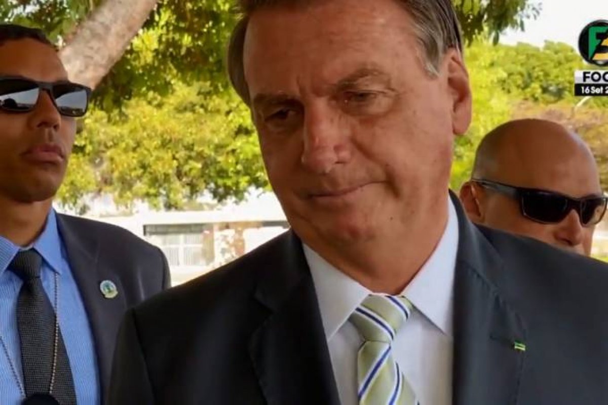 “Eu passo por cima da Justiça? Então não é comigo”, diz Bolsonaro ao negar pedido de apoiador militar 