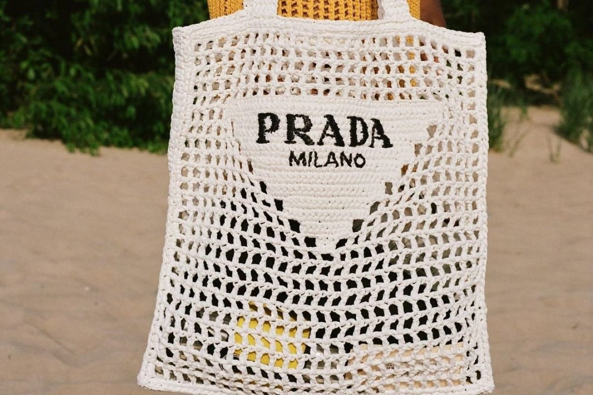 Prada lança bolsa de crochê para o verão do Hemisfério Norte e  divide opiniões na Internet
