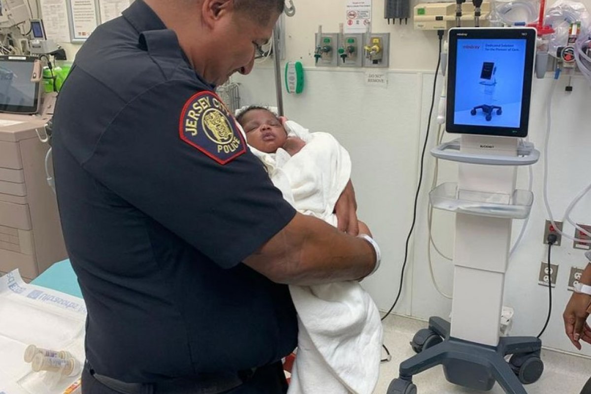 EUA: Policial salva bebê de 1 mês atirado do 2º andar de prédio