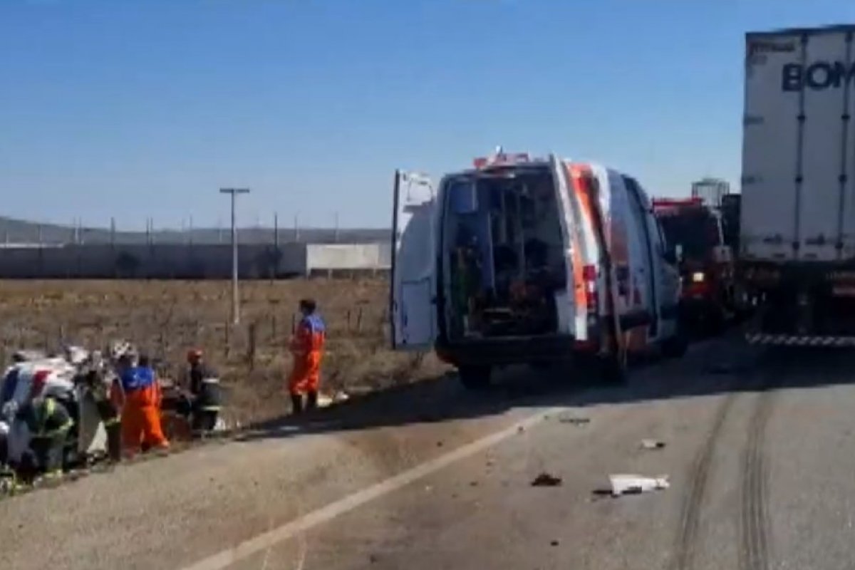 Homem morre e três pessoas ficam feridas após carro bater em carreta, no município de Vitória da Conquista 