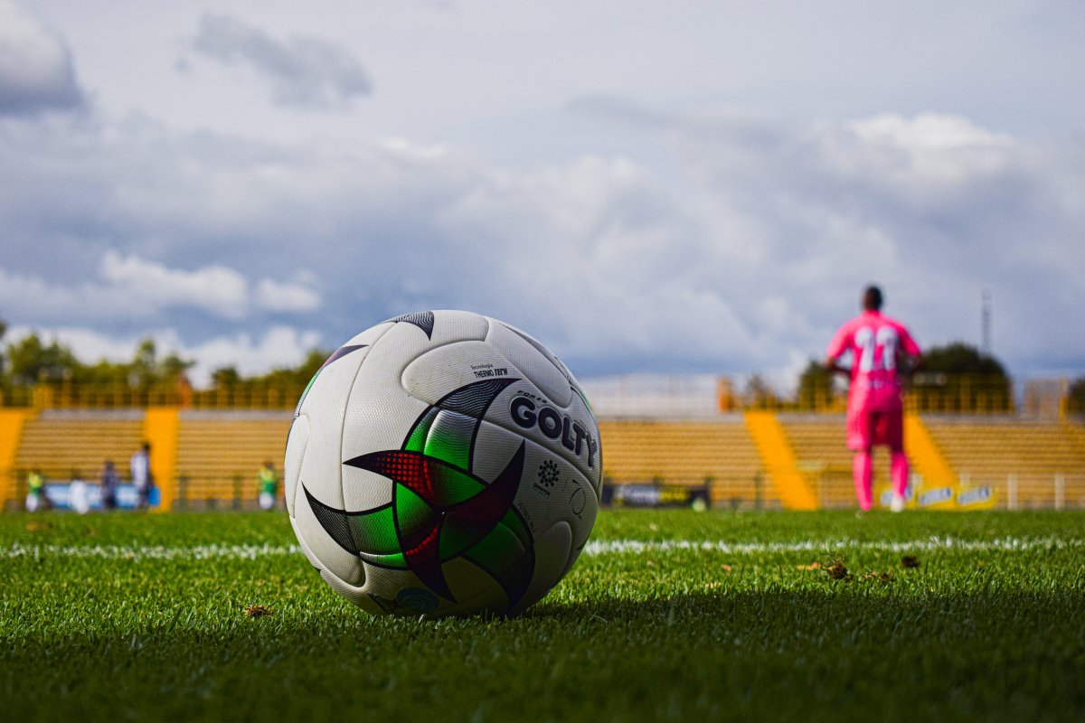Bolsonaro sanciona lei que dá autonomia de decidir direito de transmissão ao time mandante do jogo  
