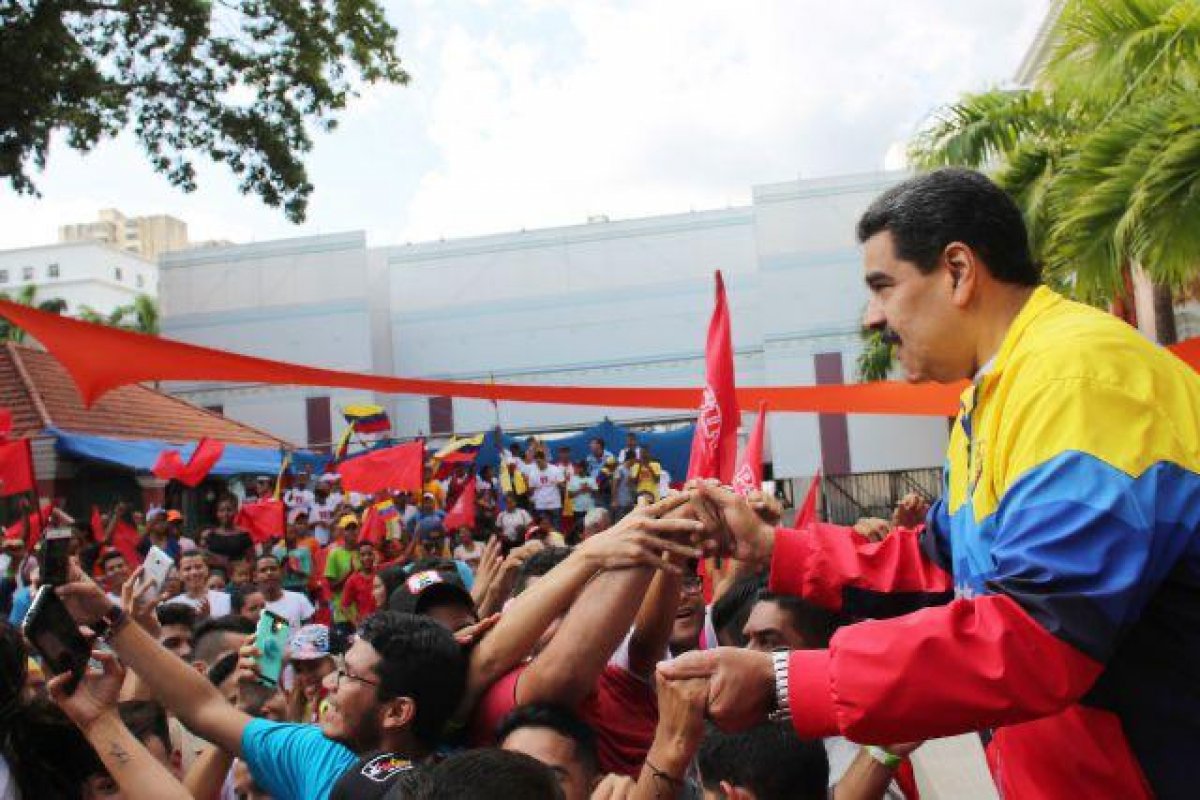 Na Venezuela, Maduro reúne-se com Putin para abordar "ingerência de países terceiros" 
