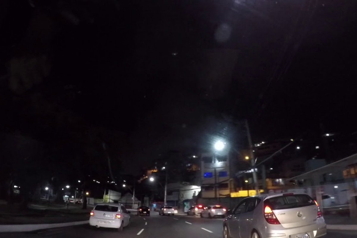 Manifestantes participam de protesto na Avenida Vasco da Gama, em Salvador 