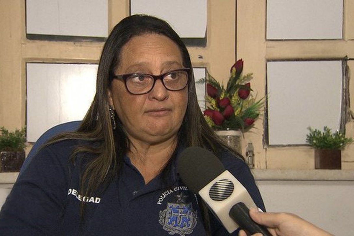 Polícia Civil investiga delegada por permitir que 'estranho' com submetralhadora participasse de operação em casa de jogos em Salvador