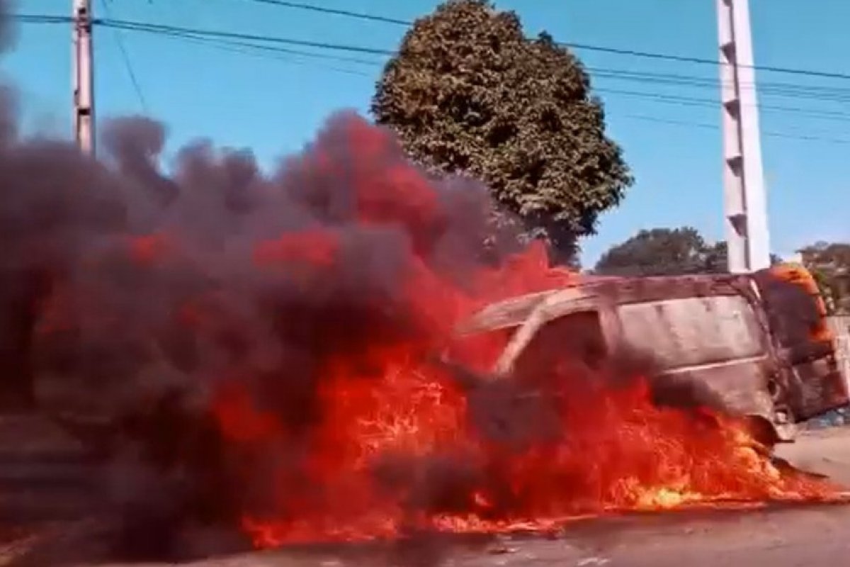 Carro dos Correios pega fogo em São Tomé de Paripe, em Salvador