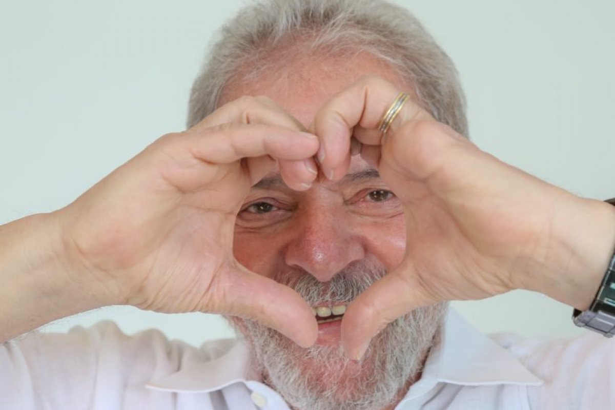 Advogada lança na web o PTinder para namoro de pessoas de esquerda