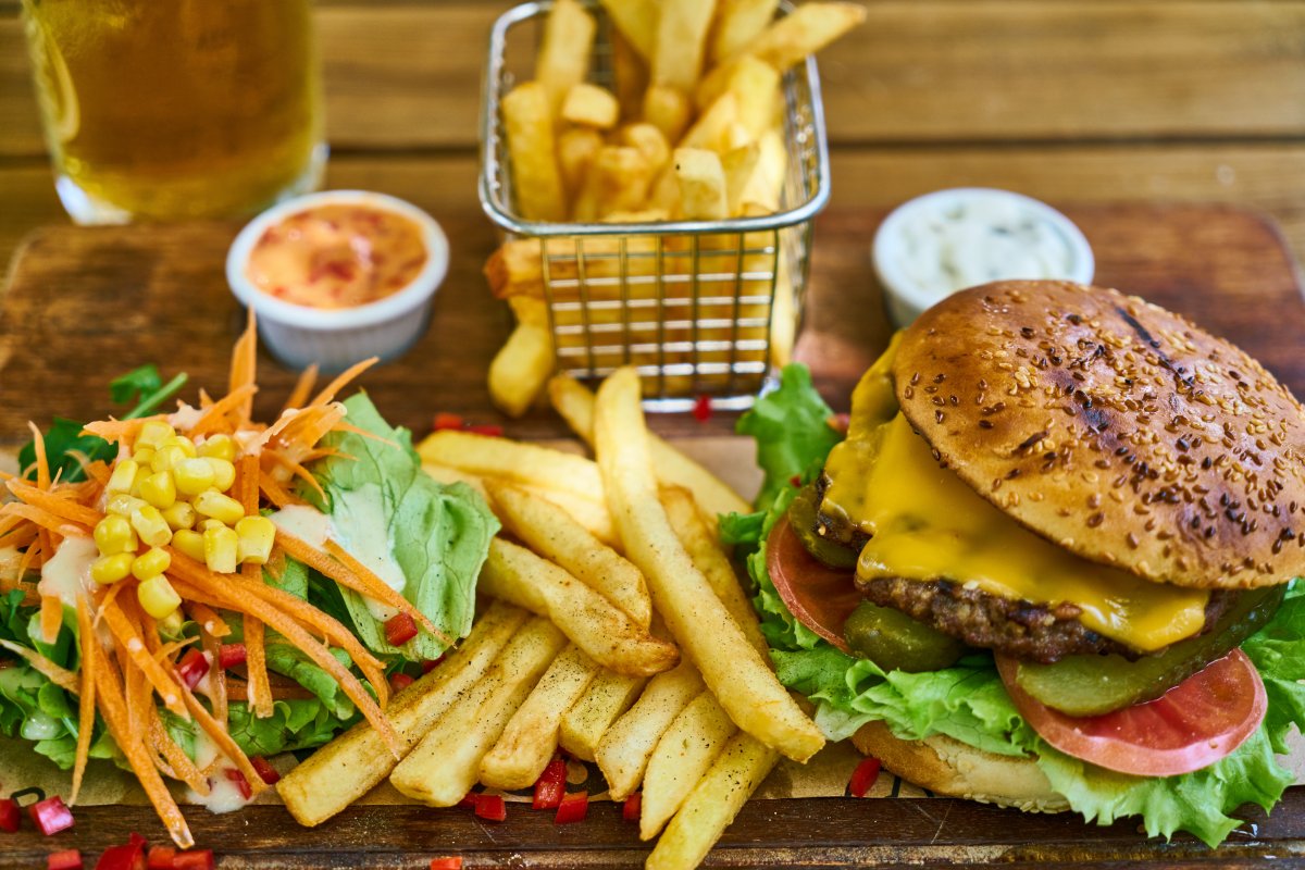 Quem dorme mal tende a comer mais lanches calóricos e com baixo valor nutricional, aponta estudo