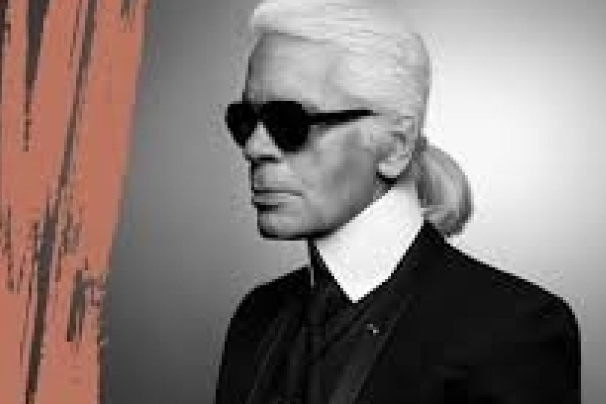 Dois anos depois da morte de Karl Lagerfeld, o estilista será celebrado pela Sotheby’s com uma série de leilões