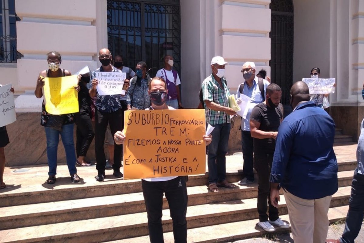 Marisqueiros e pescadores protestam pelo retorno dos trens no subúrbio de Salvador