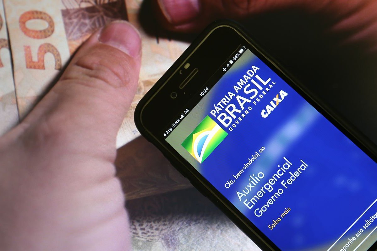 Com inflação e cortes, auxílio que comprava cesta básica hoje cobre só 23%